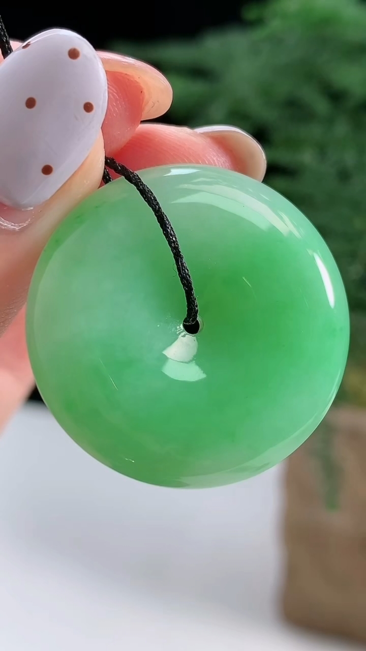 天然A货翡翠平安扣吊坠，尺寸29-6 重量:10.68g
8月13日