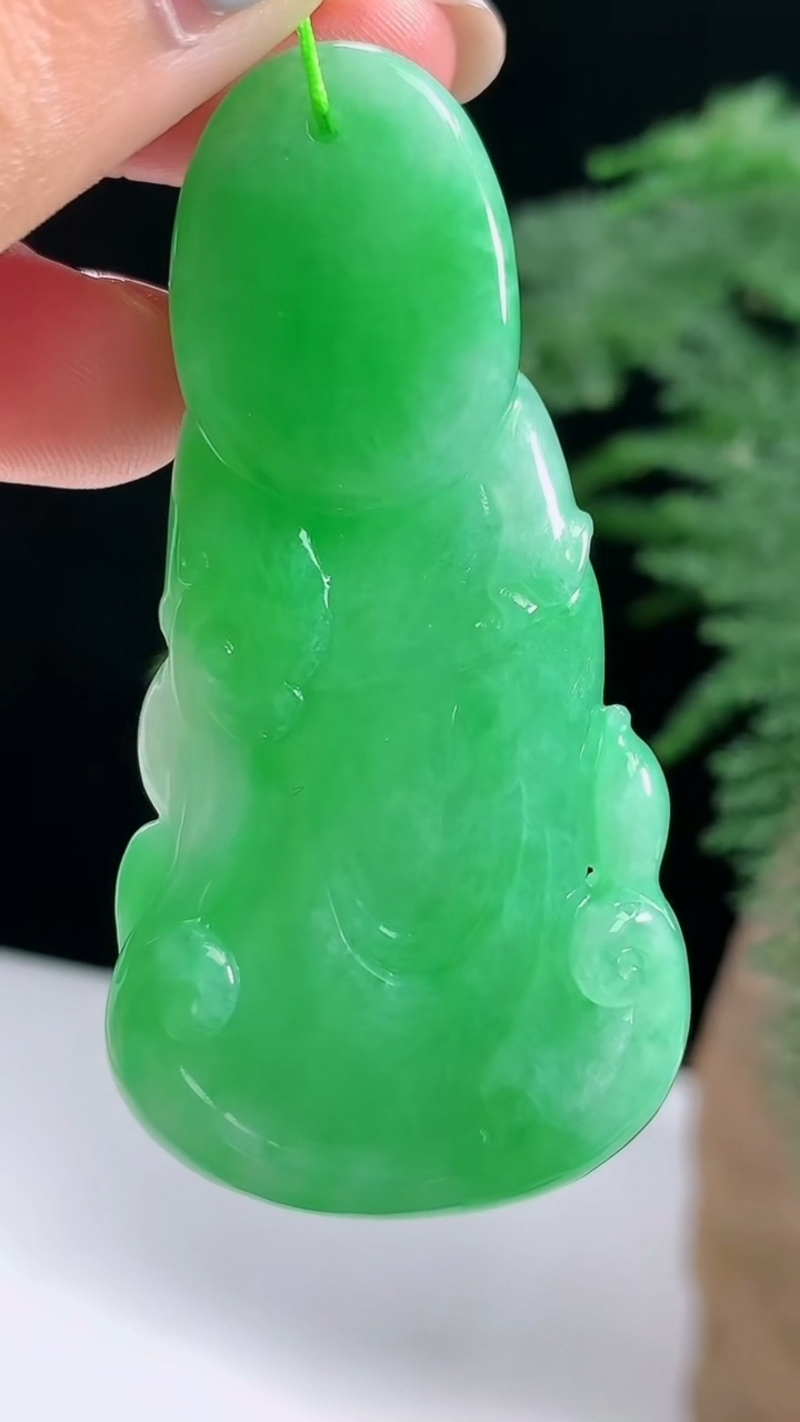 天然A货翡翠观音菩萨吊坠，尺寸56-28.5-12 重量:33.75g
8月13日