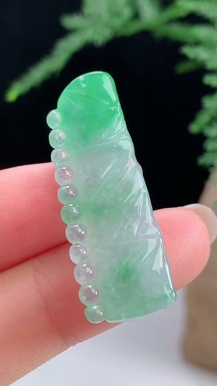 天然A货翡翠节节高升 竹节吊坠，尺寸36.5-13.4-4.5 重量:5.12g
8月13日