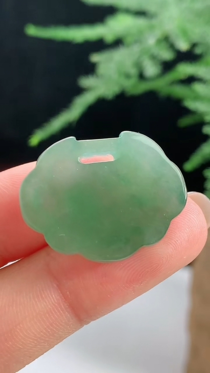 天然A货翡翠平安锁吊坠，尺寸20.5-26-5.5 重量:5.81g
8月13日