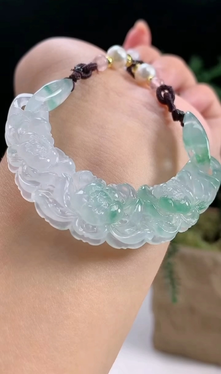 天然A货翡翠和和美美 莲花吊坠，尺寸54-15-5.5 重量:15.57g
8月13日