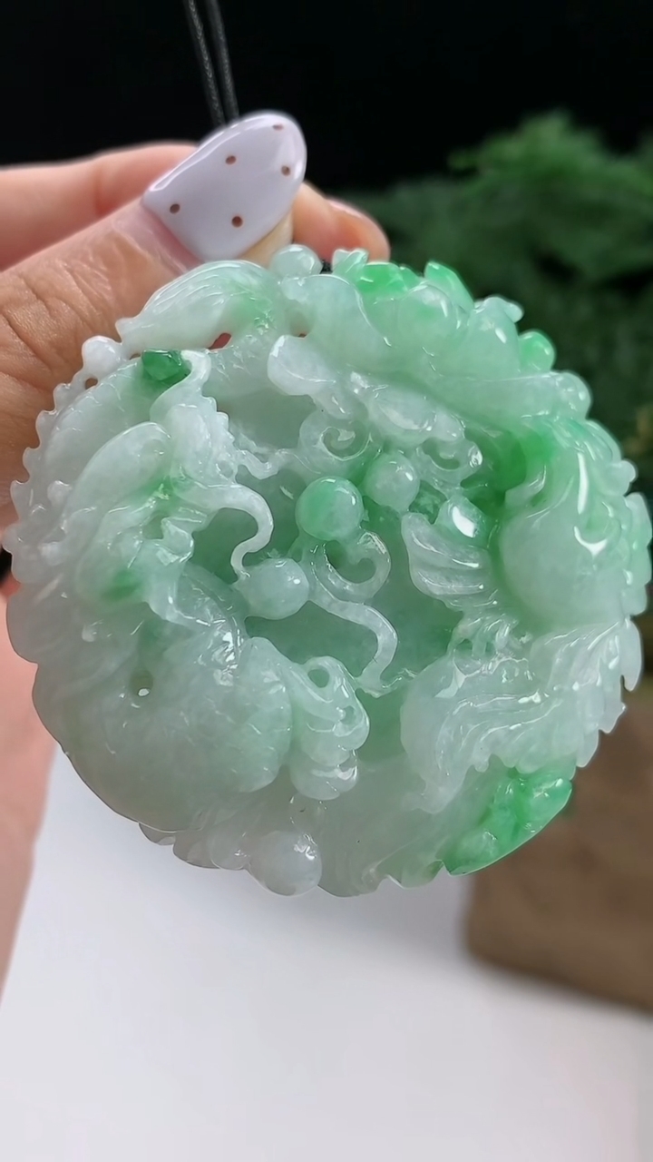 天然A货翡翠龙凤牌吊坠，尺寸52.6-14 重量:59.31g
8月14日