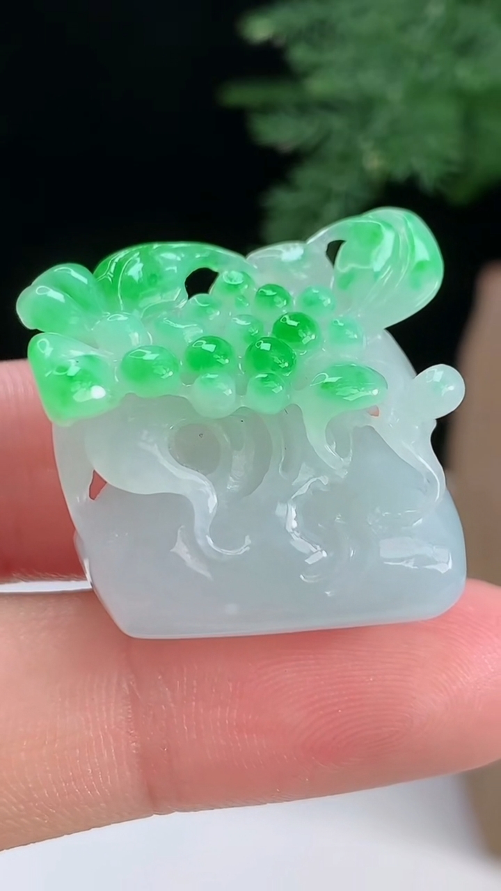天然A货翡翠花篮吊坠，尺寸23.3-23.8-12.8 重量:12.24g
8月14日