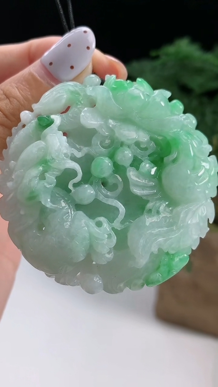 天然A货翡翠龙凤牌吊坠，尺寸52.6-14 重量:59.31g
8月14日