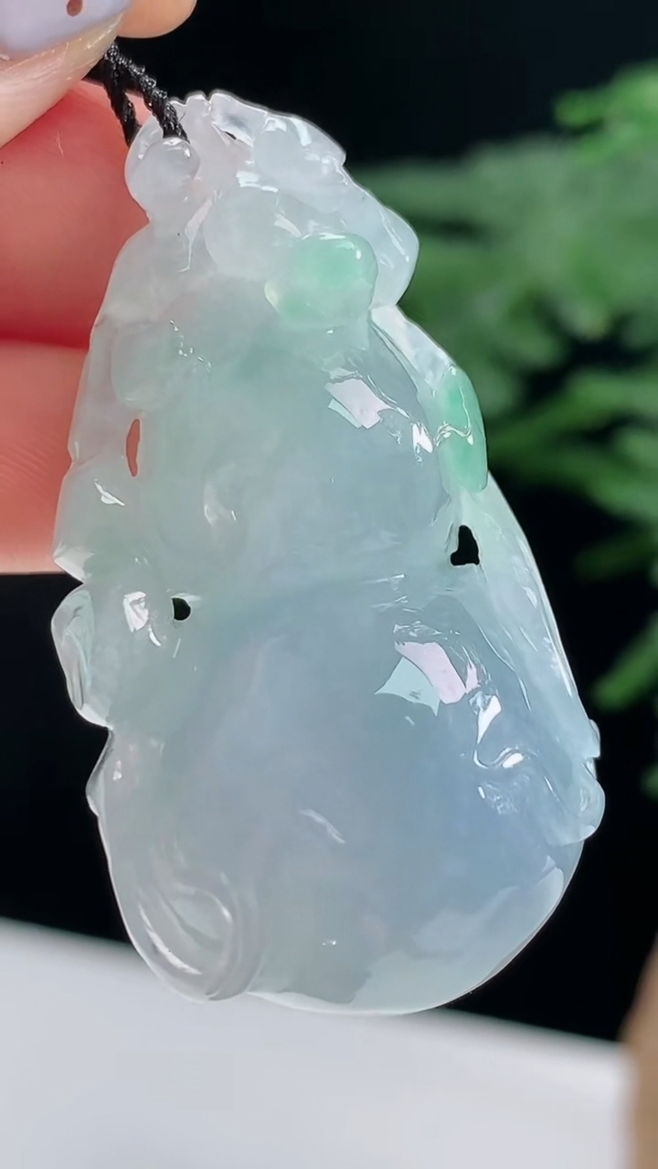 天然A货翡翠春带彩 紫罗兰葫芦吊坠，尺寸43-23.2-13.5 重量:20.06g
8月14日