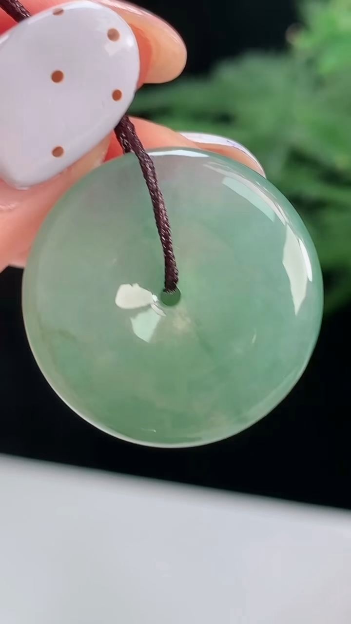 天然A货翡翠平安扣吊坠，尺寸23-5 重量:5.27g
8月14日