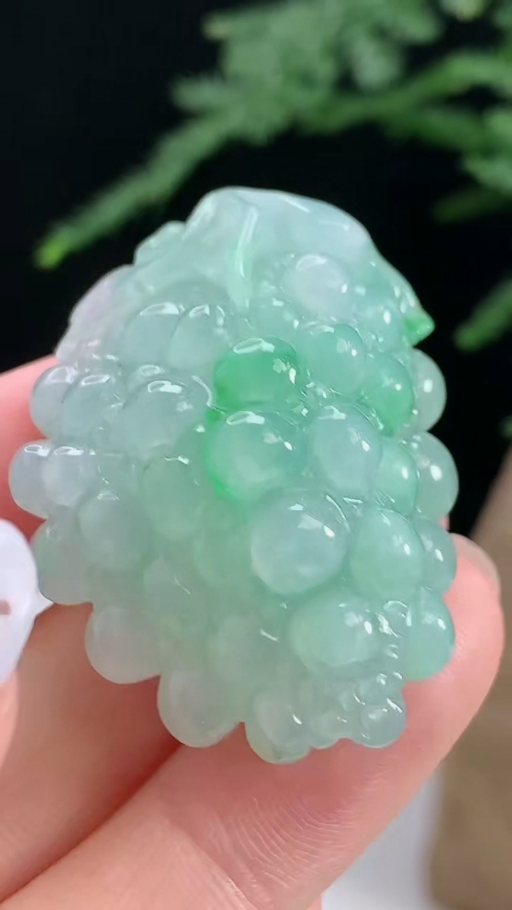 天然A货翡翠多子多福 葡萄吊坠，尺寸40.8-29.3-20 重量:28.61g
8月14日