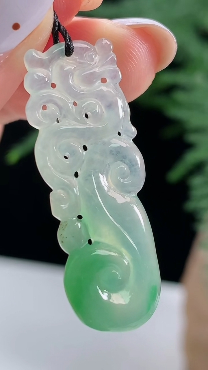 天然A货翡翠仿古龙牌吊坠，尺寸35.6-12-4.2，重量:3.40g
8月14日