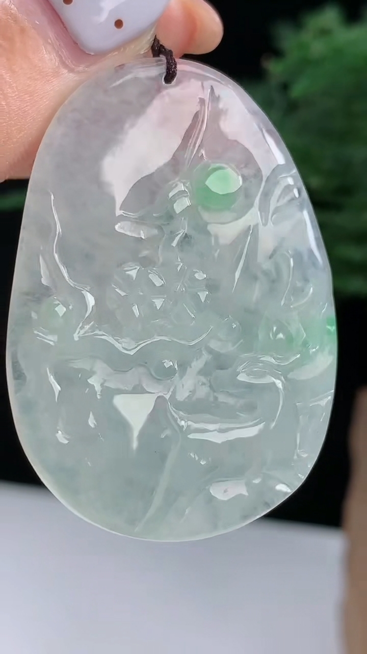 天然A货翡翠梅花鹿吊坠，尺寸47.5-33.5-5.6 重量:15.65g
8月14日