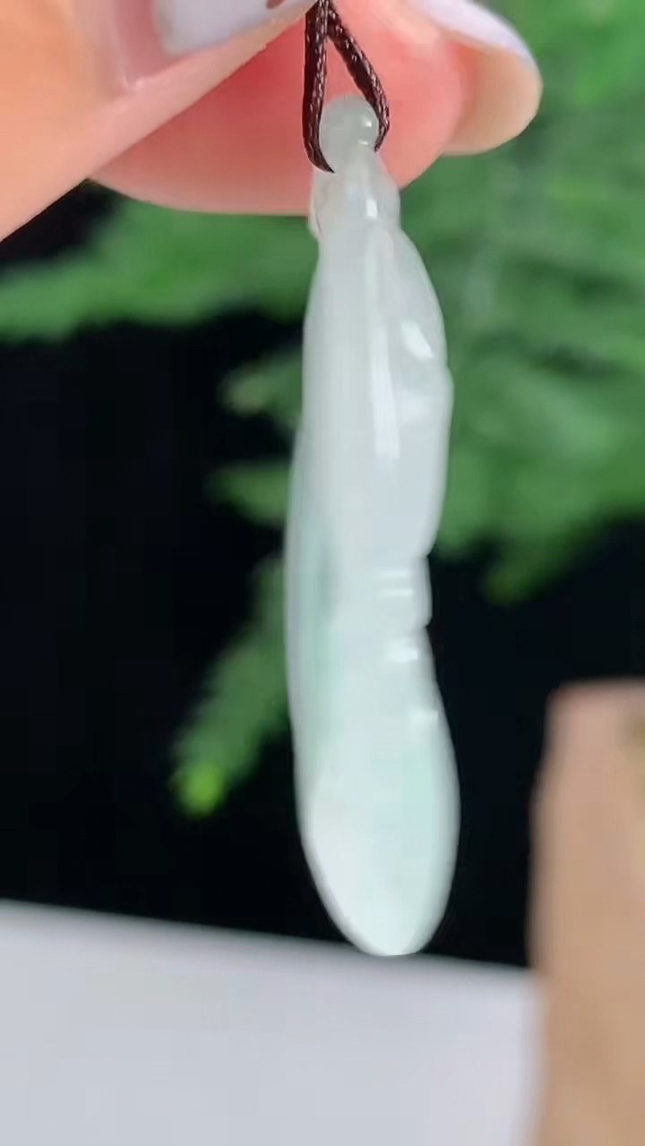 天然A货翡翠如意吊坠，尺寸34.6-23-4.8 重量:6.19g
8月14日
