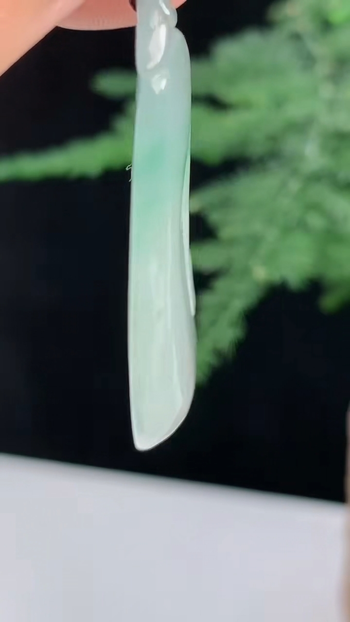 天然A货翡翠如意吊坠，尺寸42-22.6-5.5 重量:9.64g
8月14日