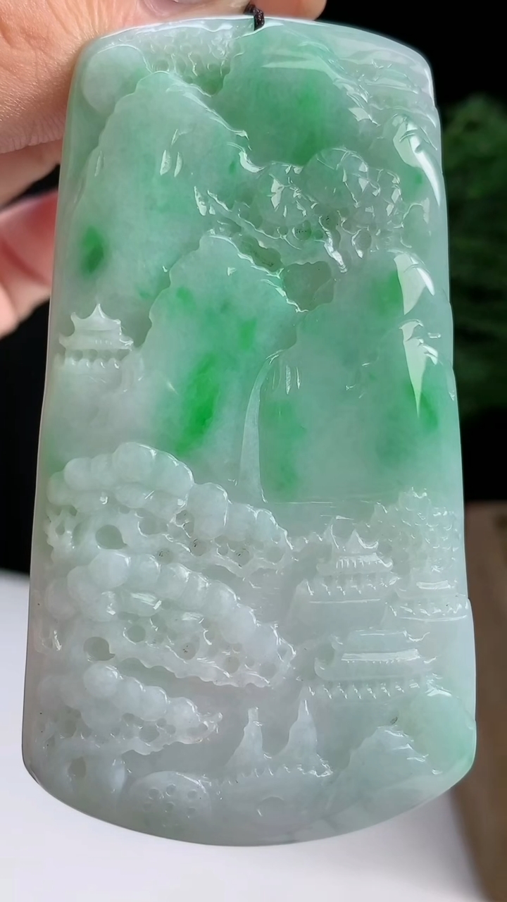 天然A货翡翠山水牌吊坠，尺寸77-42-5 重量:41.25g
8月14日