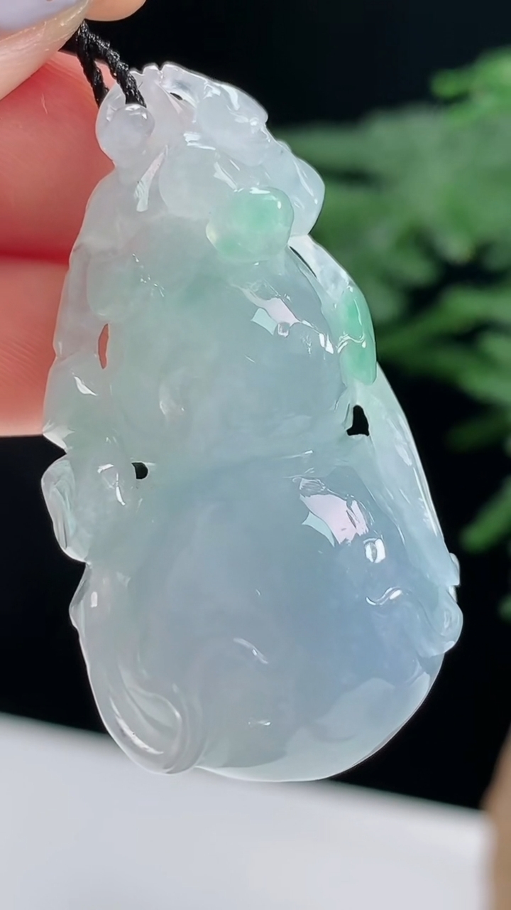天然A货翡翠春带彩 紫罗兰葫芦吊坠，尺寸43-23.2-13.5 重量:20.06g
8月14日