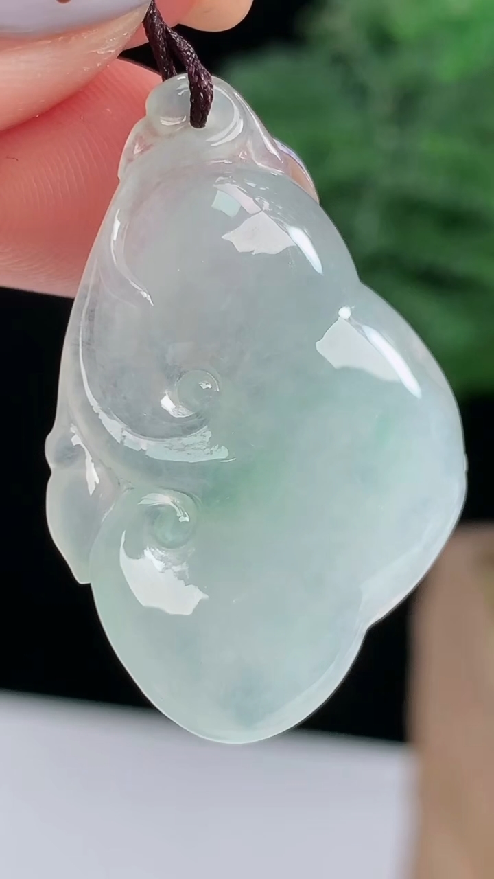 天然A货翡翠如意吊坠，尺寸34.6-23-4.8 重量:6.19g
8月14日