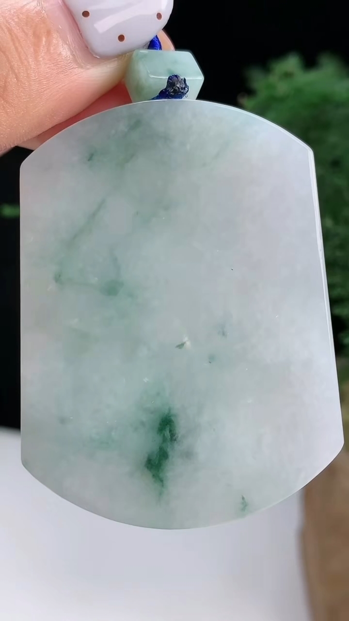 天然A货翡翠飘花无事牌吊坠，尺寸54-40-6 重量:38.51g
8月14日