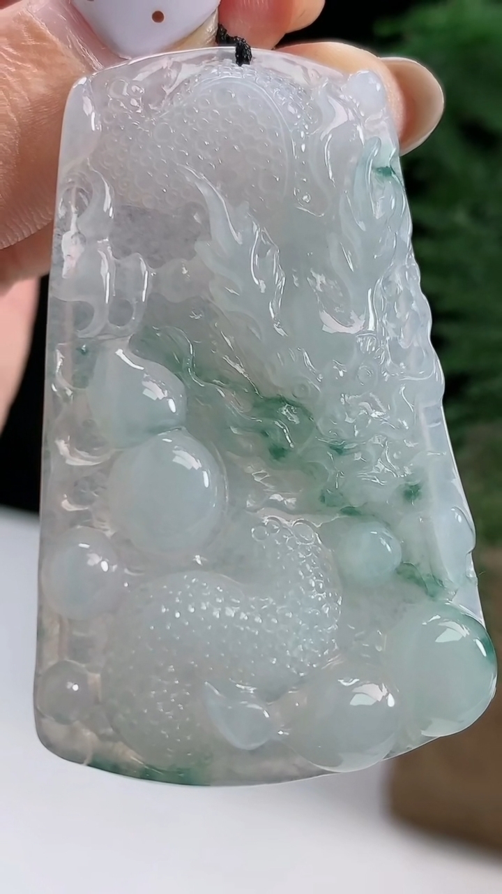 天然A货翡翠冰种飘花龙牌吊坠，尺寸55.6-34.2-5.8 重量:19.04g
8月14日