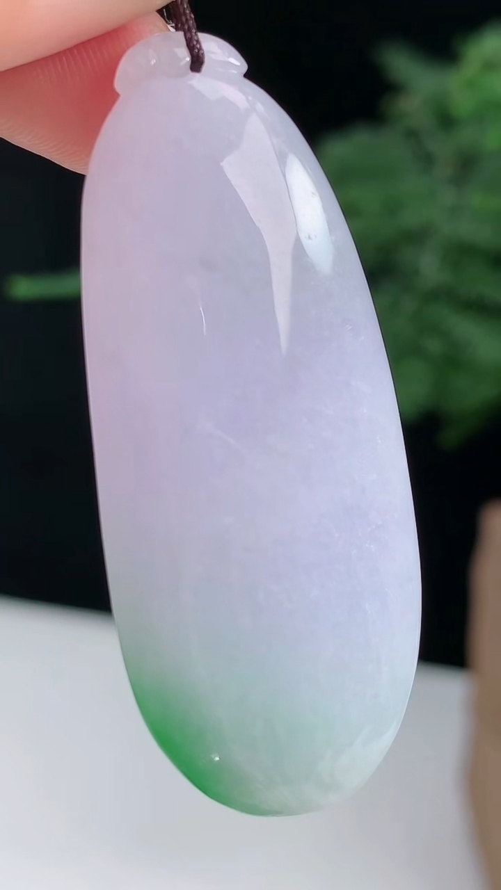 天然A货翡翠福瓜吊坠，尺寸49-20-10.5 重量:17.99g
8月14日