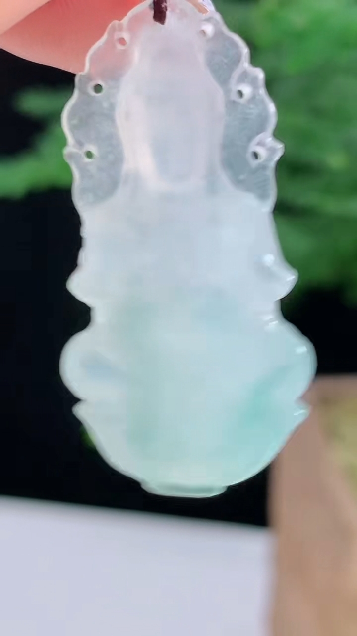 天然A货翡翠大势至菩萨吊坠，尺寸37.5-19-6.6 重量:7.34g
8月14日