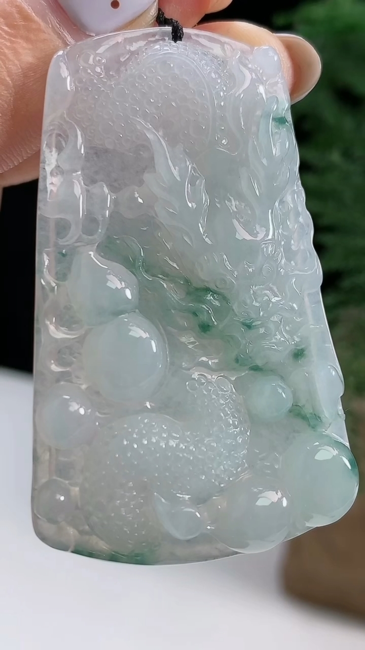 天然A货翡翠冰种飘花龙牌吊坠，尺寸55.6-34.2-5.8 重量:19.04g
8月14日