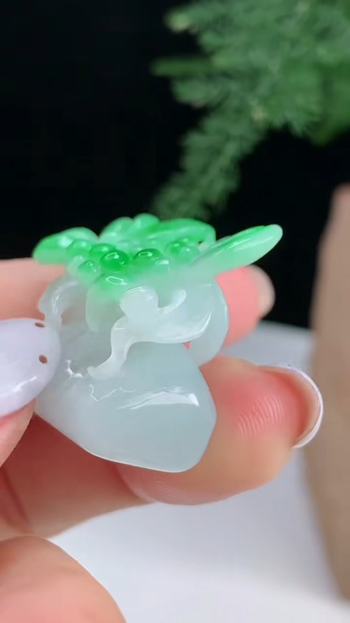 天然A货翡翠花篮吊坠，尺寸23.3-23.8-12.8 重量:12.24g
8月14日