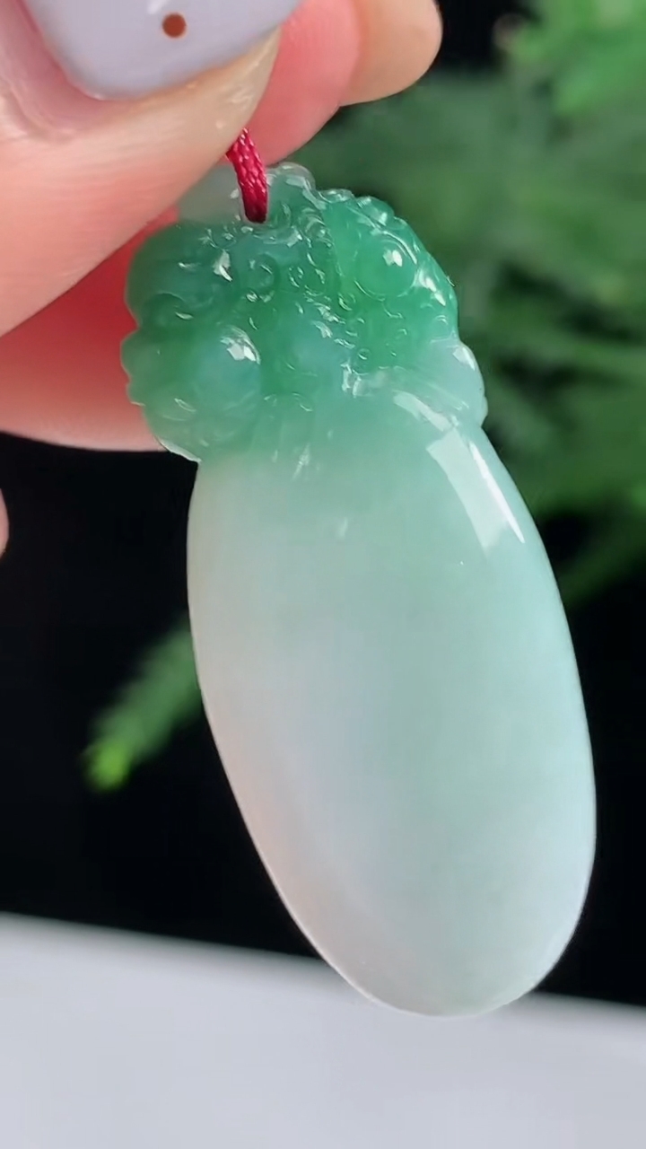 天然A货翡翠福瓜吊坠，尺寸36.6-15-7.5 重量:8.00g
8月14日