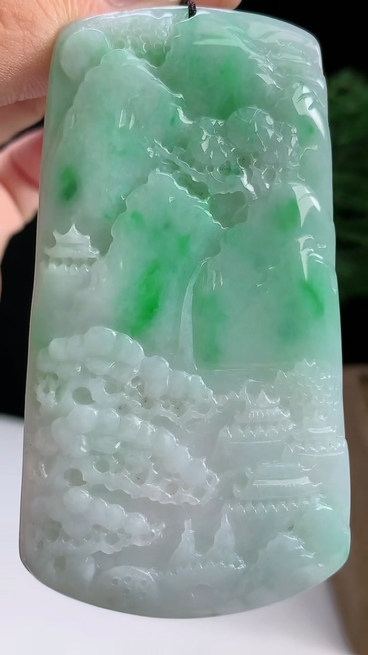 天然A货翡翠山水牌吊坠，尺寸77-42-5 重量:41.25g
8月14日