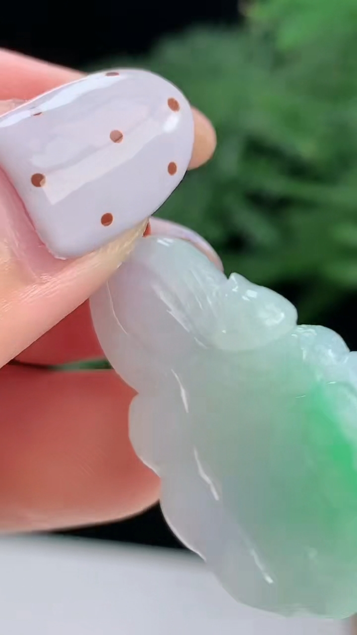天然A货翡翠白菜吊坠，尺寸35-17-8 重量:7.55g
8月14日