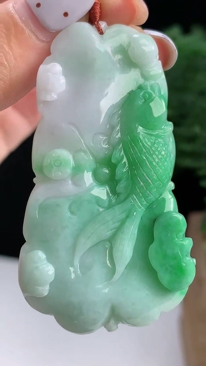 天然A货翡翠和和美美 荷叶鱼吊坠，尺寸57-32.4-5.5 重量:17.23g
8月14日