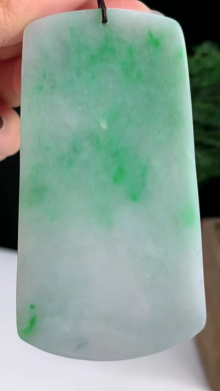 天然A货翡翠山水牌吊坠，尺寸77-42-5 重量:41.25g
8月14日