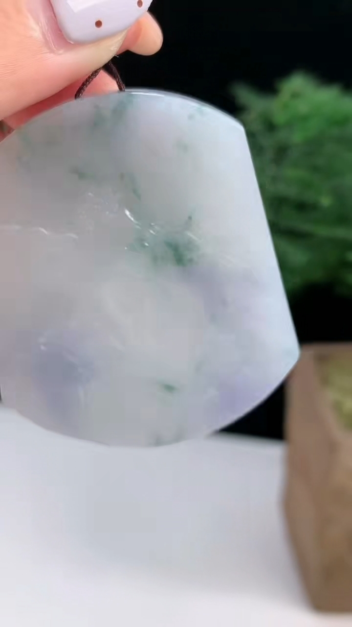 天然A货翡翠紫罗兰 飘花山水牌吊坠，尺寸51-43-5.5 重量:32.02g
8月14日