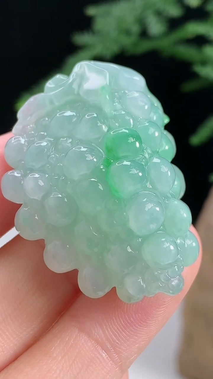 天然A货翡翠多子多福 葡萄吊坠，尺寸40.8-29.3-20 重量:28.61g
8月14日