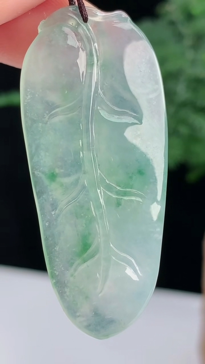 天然A货翡翠金枝玉叶 叶子吊坠，尺寸47.5-20.6-5 重量:9.00g
8月14日