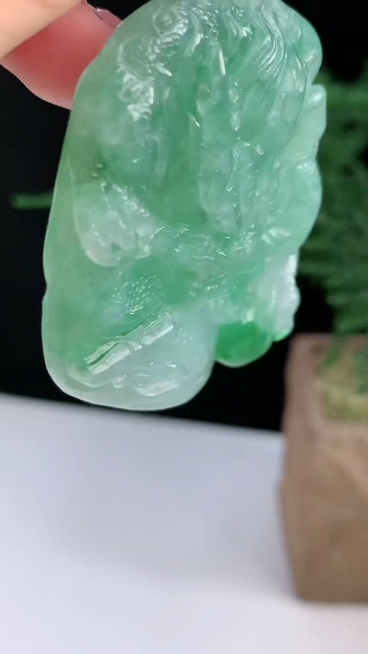 天然A货翡翠龙牌吊坠，尺寸53.6-43.6-11 重量:51.37g
8月14日