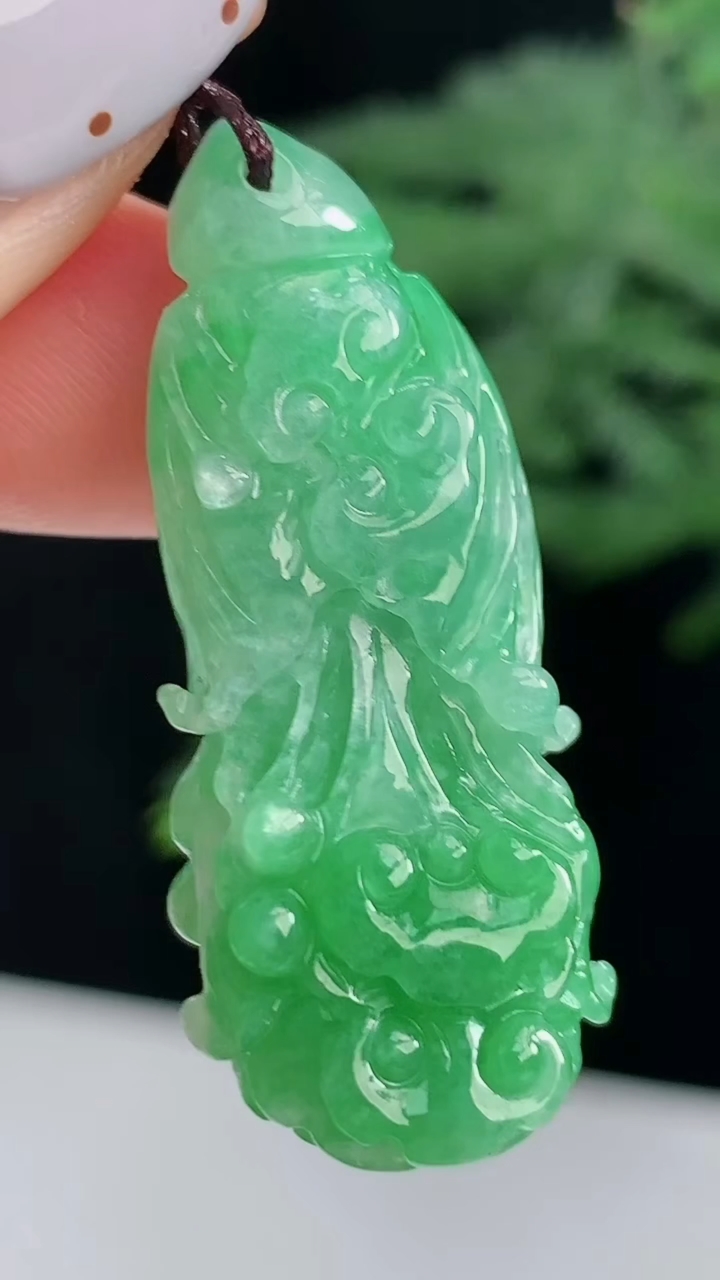天然A货翡翠白菜吊坠，尺寸37-16-8.5 重量:7.66g
8月14日