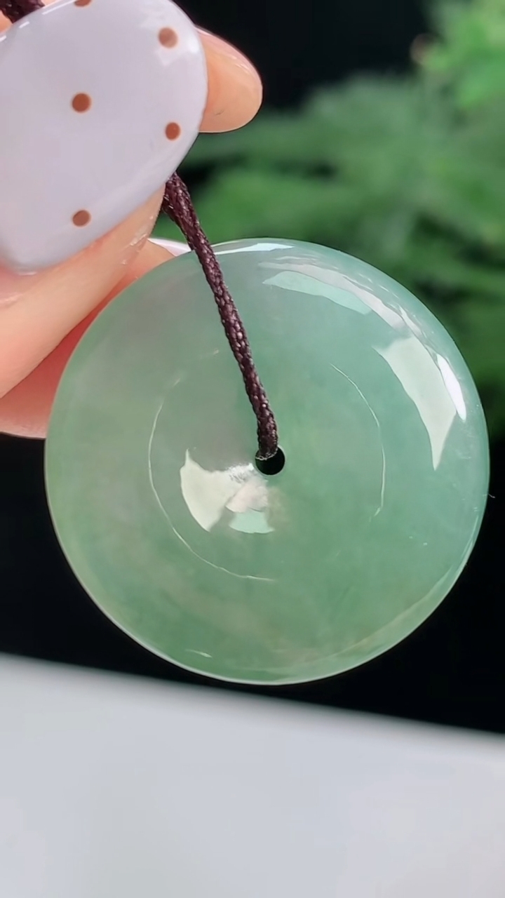 天然A货翡翠平安扣吊坠，尺寸23-5 重量:5.27g
8月14日