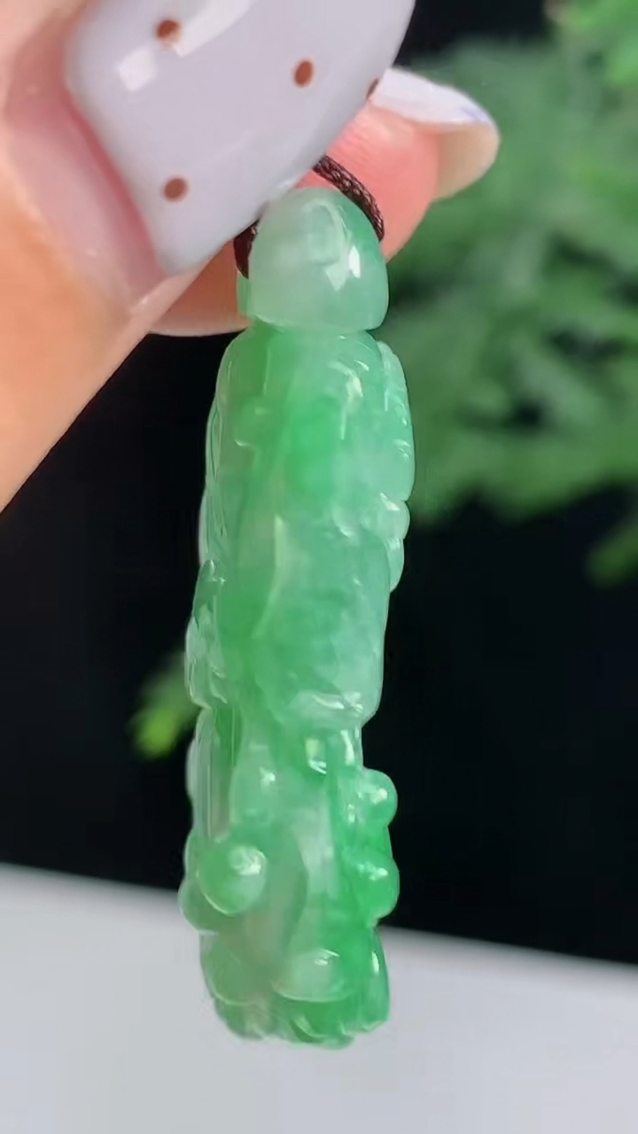 天然A货翡翠白菜吊坠，尺寸37-16-8.5 重量:7.66g
8月14日