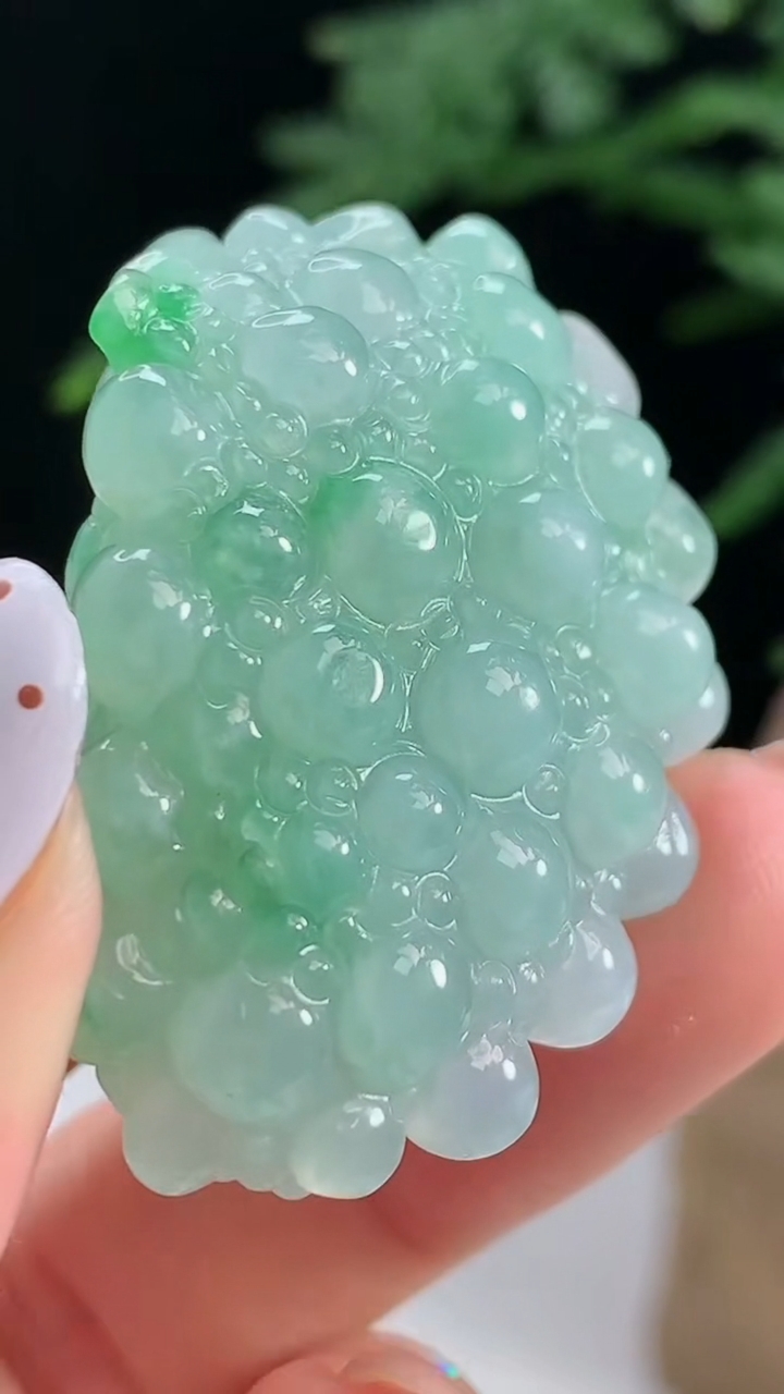 天然A货翡翠多子多福 葡萄吊坠，尺寸40.8-29.3-20 重量:28.61g
8月14日