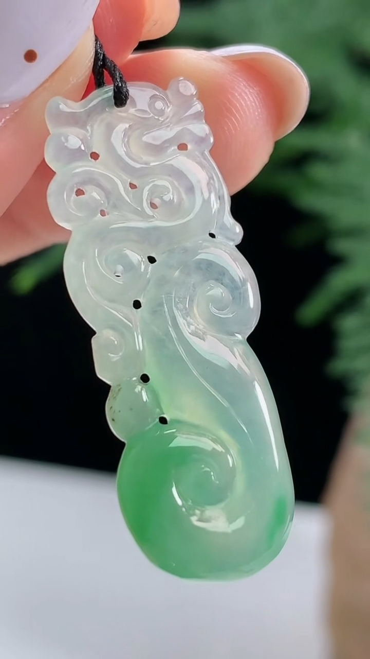 天然A货翡翠仿古龙牌吊坠，尺寸35.6-12-4.2，重量:3.40g
8月14日