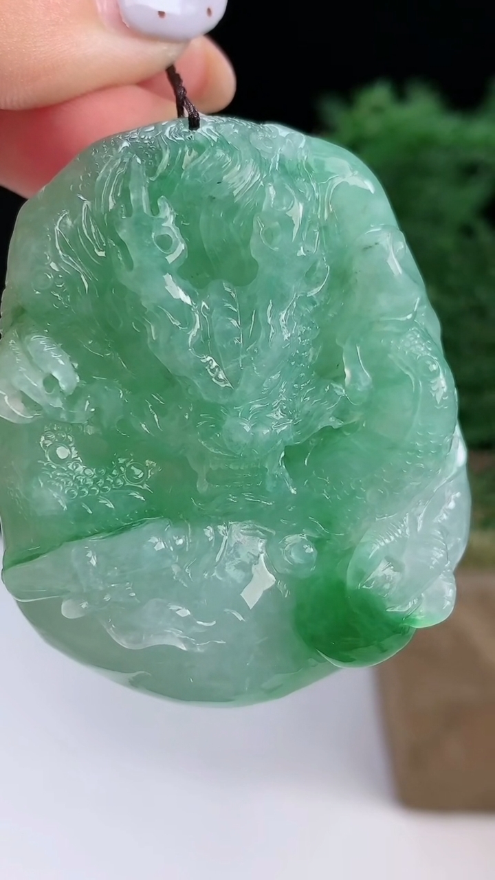 天然A货翡翠龙牌吊坠，尺寸53.6-43.6-11 重量:51.37g
8月14日