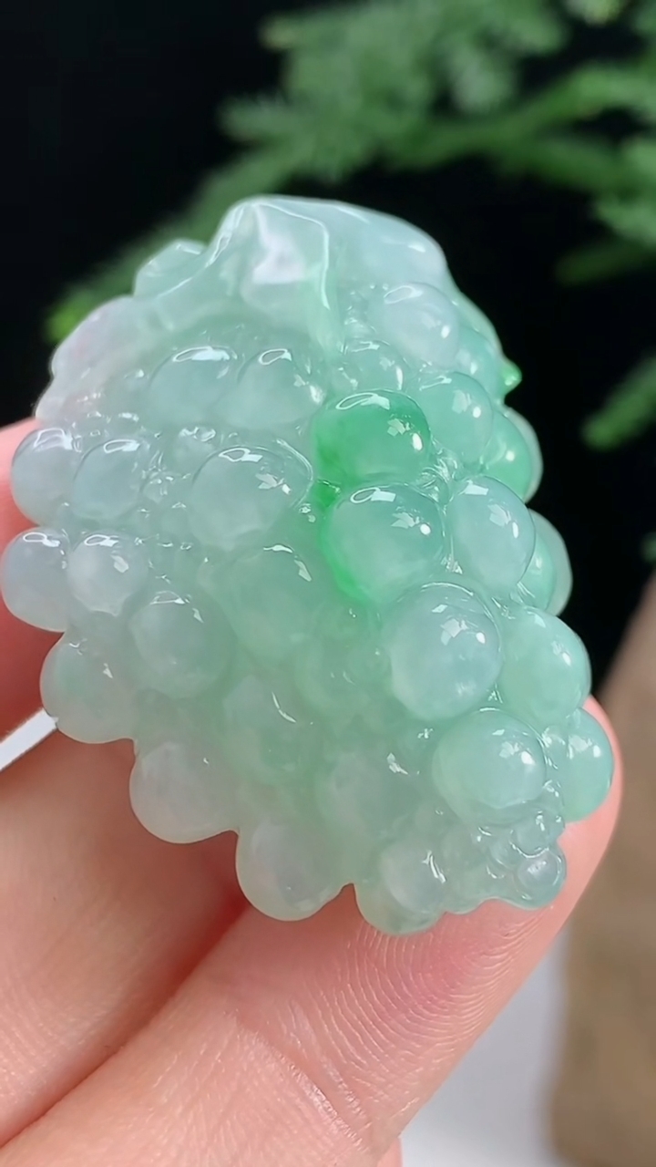 天然A货翡翠多子多福 葡萄吊坠，尺寸40.8-29.3-20 重量:28.61g
8月14日