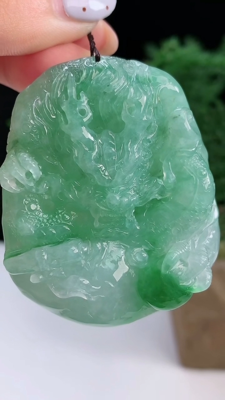 天然A货翡翠龙牌吊坠，尺寸53.6-43.6-11 重量:51.37g
8月14日