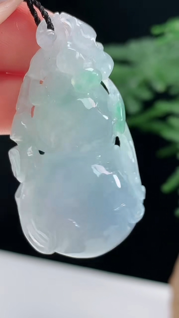 天然A货翡翠春带彩 紫罗兰葫芦吊坠，尺寸43-23.2-13.5 重量:20.06g
8月14日