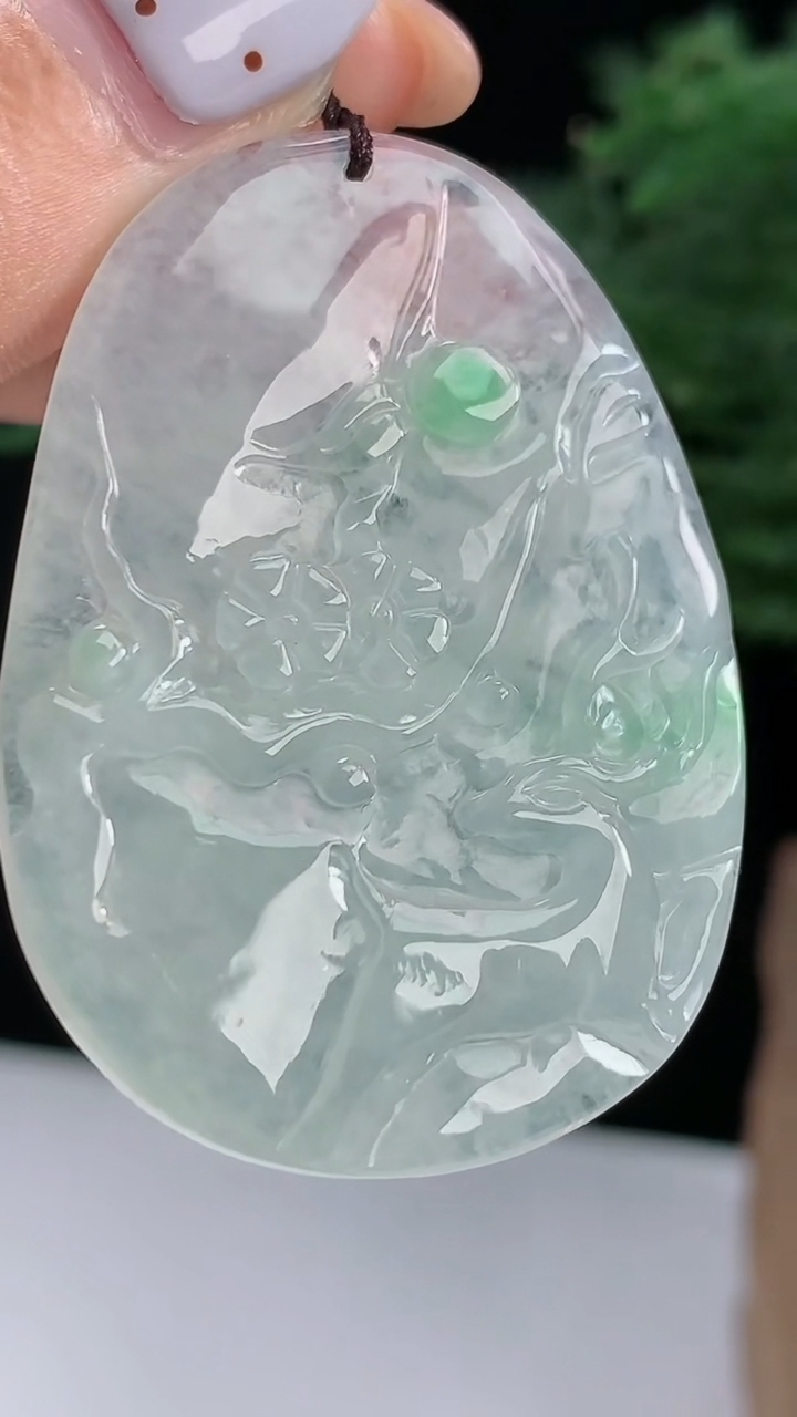 天然A货翡翠梅花鹿吊坠，尺寸47.5-33.5-5.6 重量:15.65g
8月14日