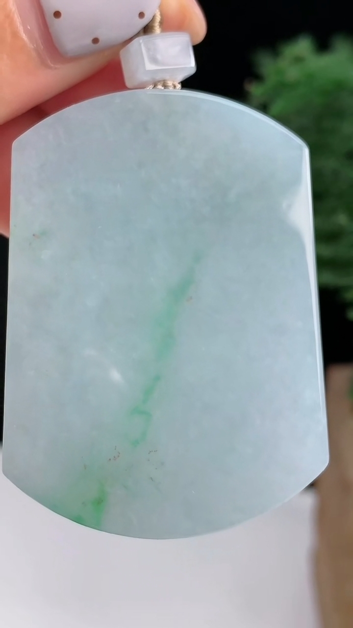 天然A货翡翠无事牌吊坠，尺寸52-37.5-5.5 重量:33.42g
8月14日