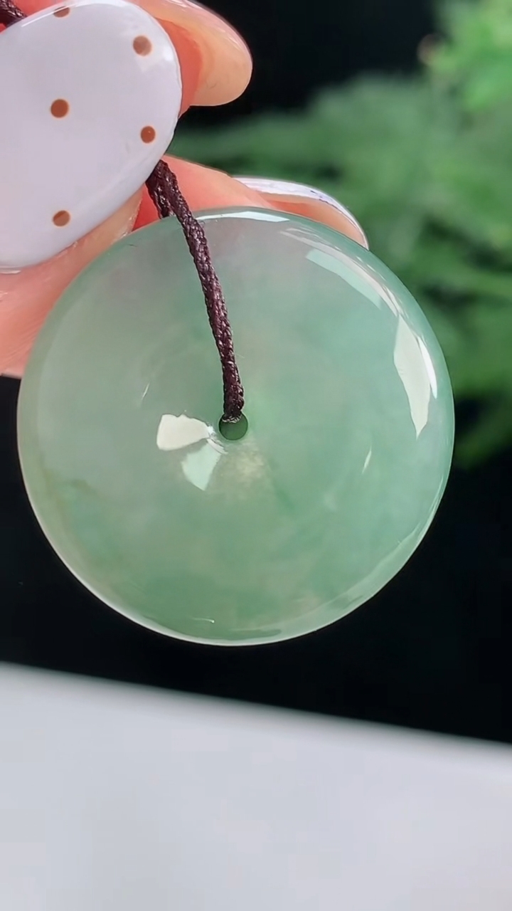 天然A货翡翠平安扣吊坠，尺寸23-5 重量:5.27g
8月14日