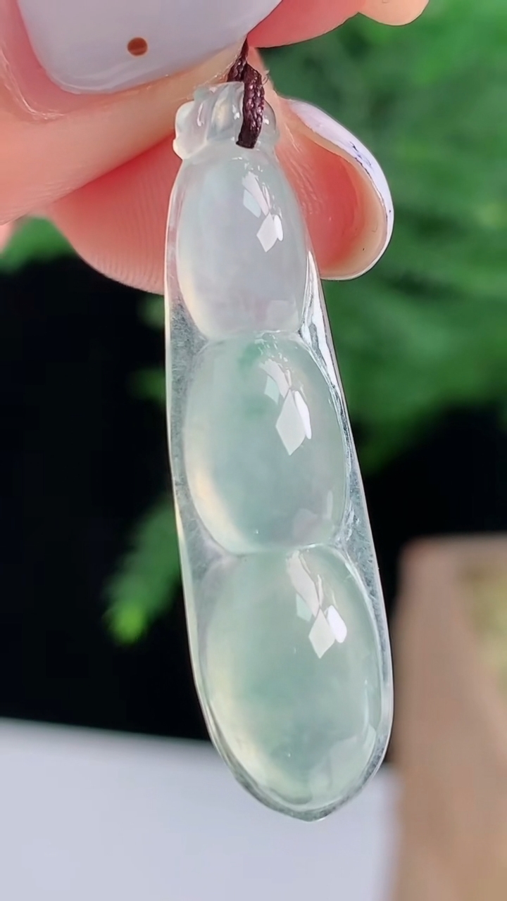 天然A货翡翠福豆吊坠，尺寸35-9.5-5.6 重量:2.73g
8月14日