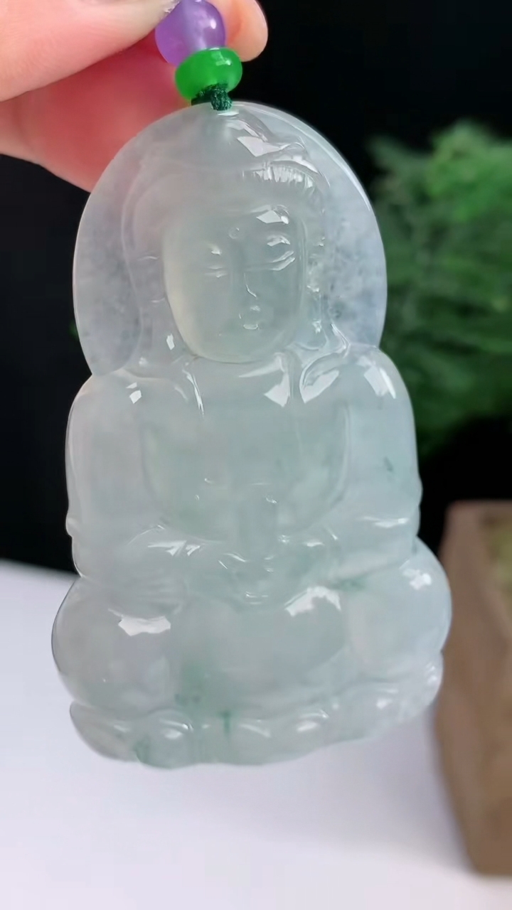 天然A货翡翠种飘花正装观音吊坠，尺寸64-40-5.2 重量:29.62g
8月14日