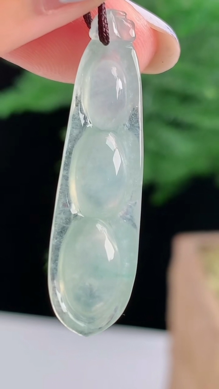天然A货翡翠福豆吊坠，尺寸35-9.5-5.6 重量:2.73g
8月14日