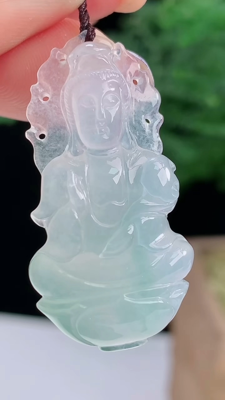 天然A货翡翠大势至菩萨吊坠，尺寸37.5-19-6.6 重量:7.34g
8月14日