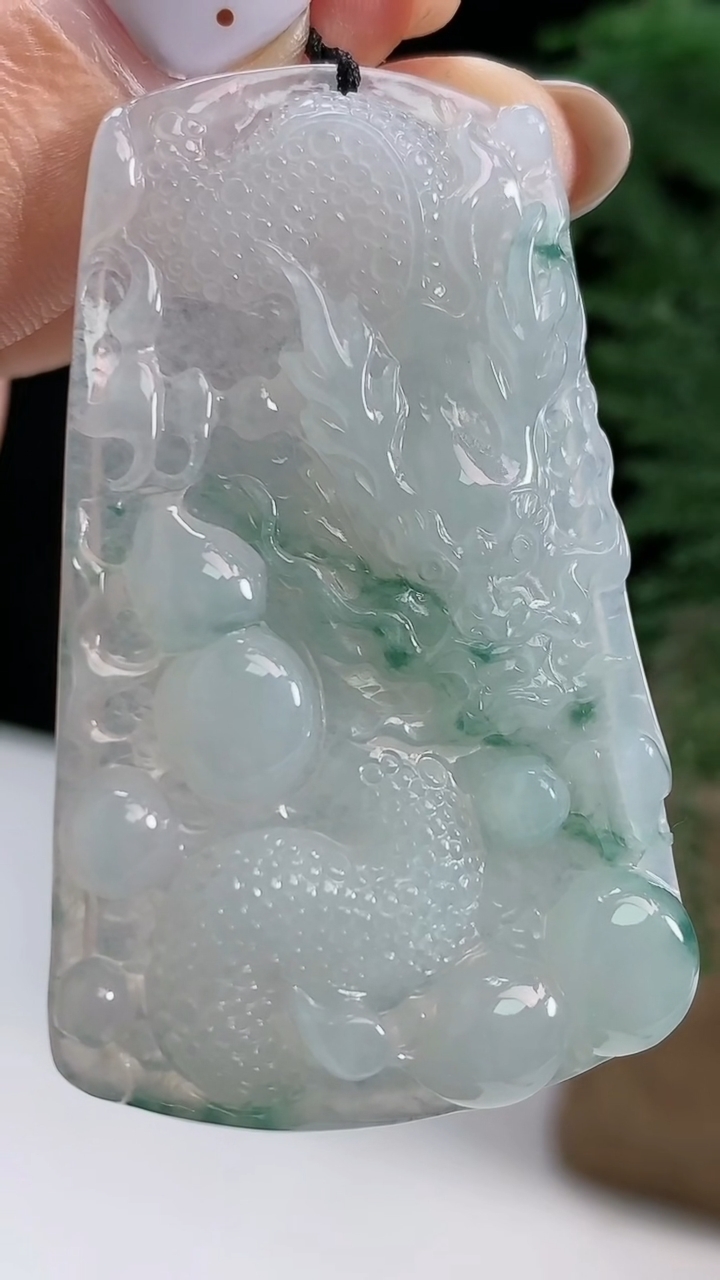天然A货翡翠冰种飘花龙牌吊坠，尺寸55.6-34.2-5.8 重量:19.04g
8月14日